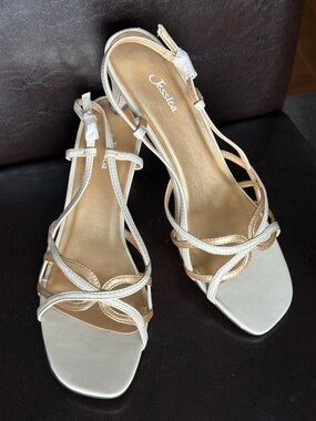 Jessica White and Gold Strappy Dress Sandals. SZ 8 1/2